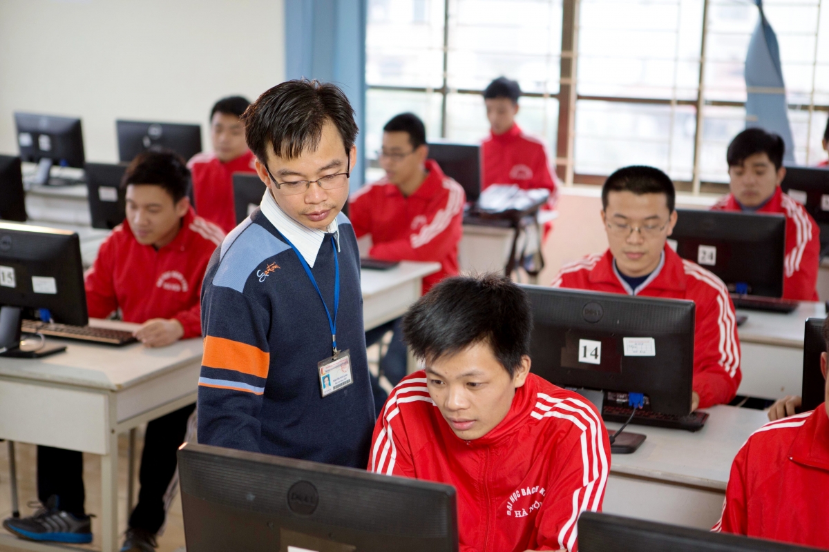 Thầy giáo Nguyễn Hoài Linh, Phó chủ nhiệm Khoa CNTT, Trường Cao đẳng nghề Bách Khoa HN cùng các em sinh viên trong giờ thực hành