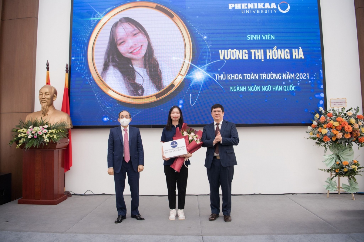 GS TS Phạm Thành Huy hiệu trưởng trao học bổng chúc mừng Thủ khoa Vương Thị Hồng Hà  
