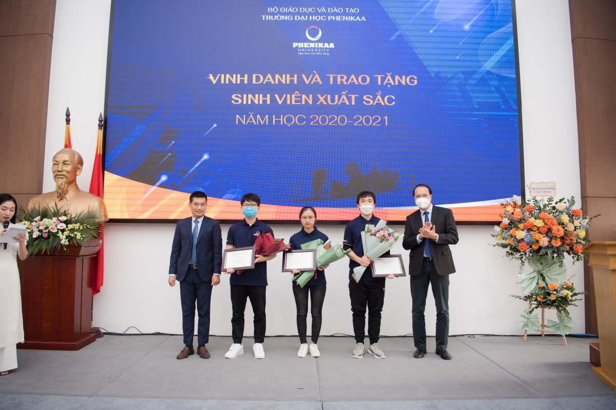 GS.TS Nguyễn Văn Hiếu và PGS.TS Nguyễn Phú Khánh - Phó hiệu trưởng nhà trường trao tặng phần thưởng cho những sinh viên xuất sắc năm học 2020-2021