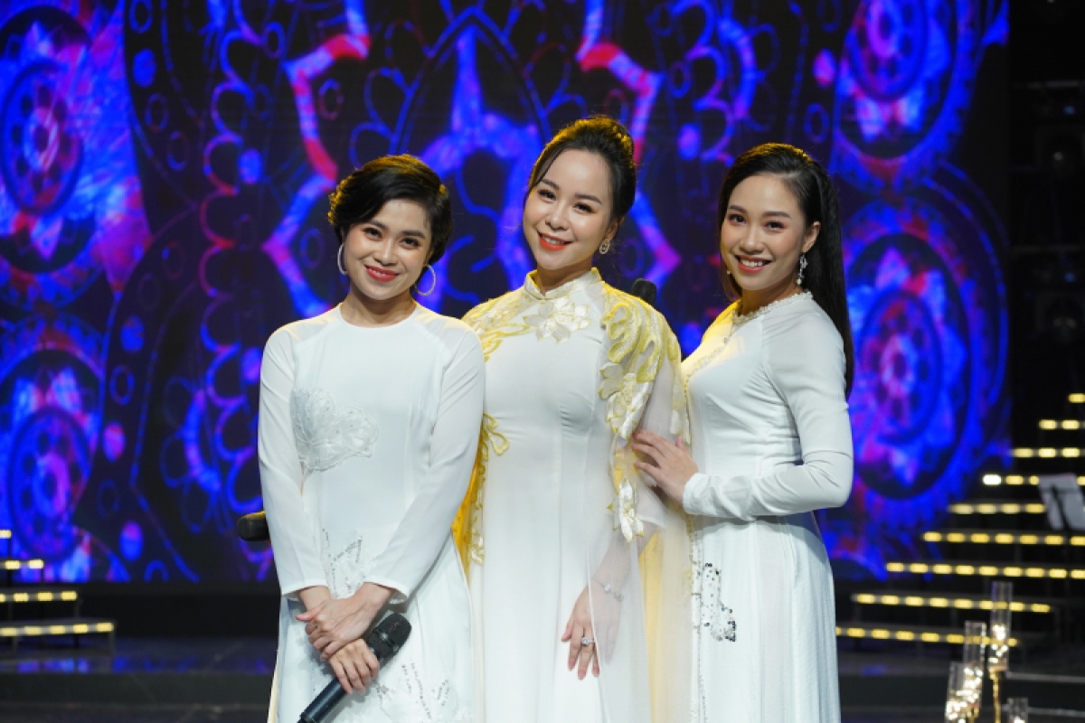Ba giọng ca từng ghi dấu ấn trong giải Sao Mai: Hồng Ngọc, Hồng Duyên, Bích Ngọc tham gia biểu diễn trong chương trình
