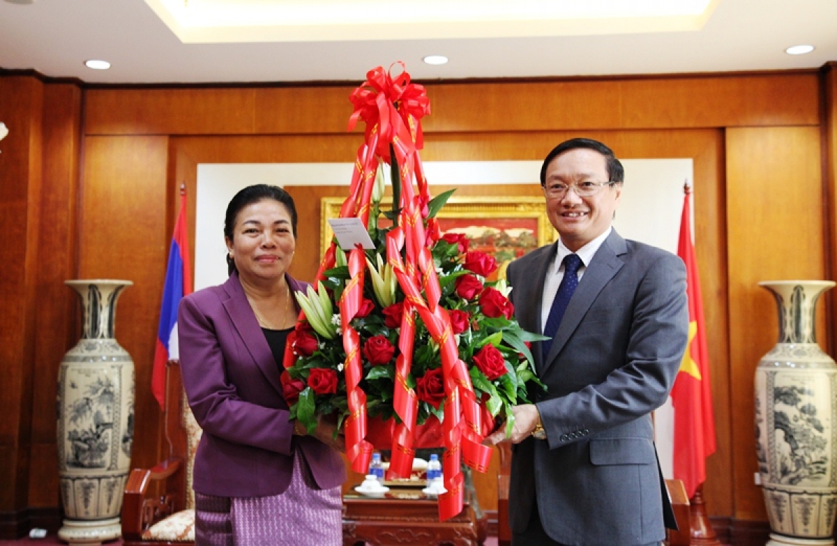 Bà Sủn Thon Xay Nha Chắc, Nguyên Đại sứ đặc mệnh toàn quyền của Lào tại Việt Nam (bên trái)