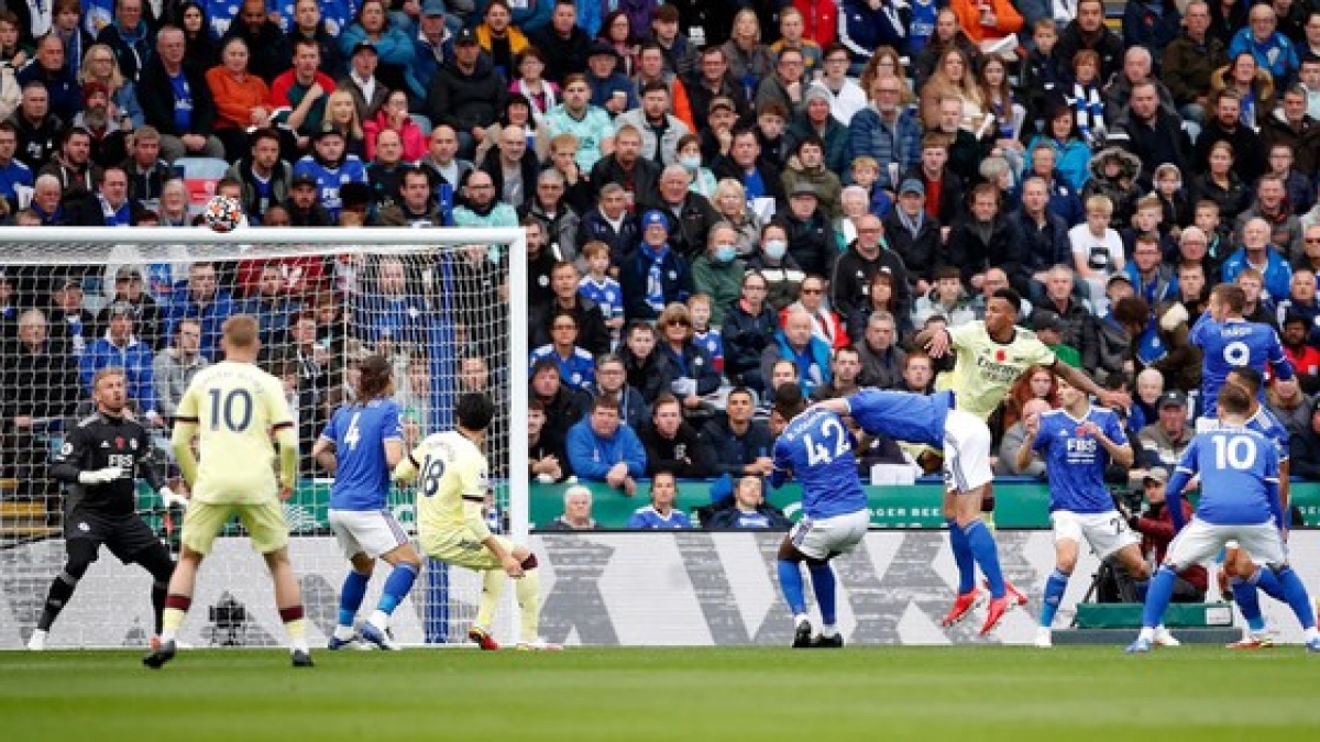 Asenal tiếp tục nối dài chuỗi trận thăng hoa bằng chiến thắng 2-0 trước Leicester