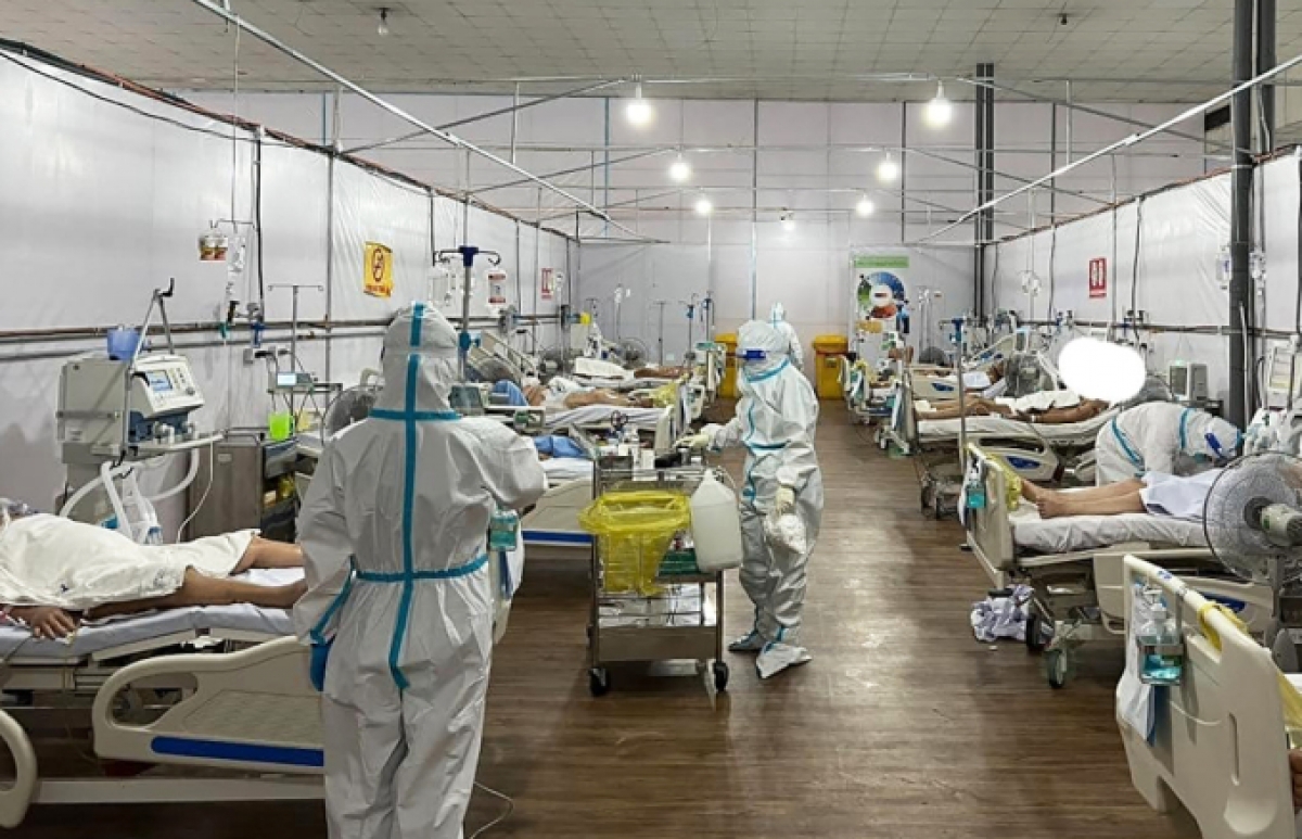 Bệnh nhân Covid-19 đầy kín giường tại Bệnh viện dã chiến đa tầng Tân Bình