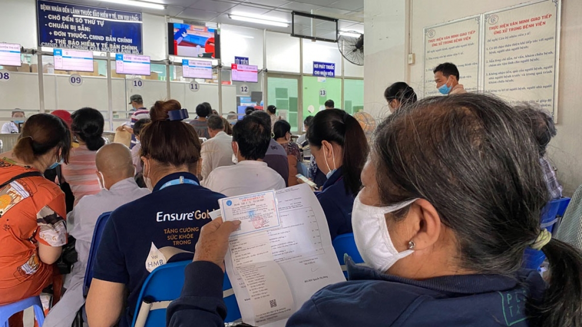Bệnh nhân BHYT chờ lĩnh thuốc sau khi khám tại Bệnh viện Bạch Mai