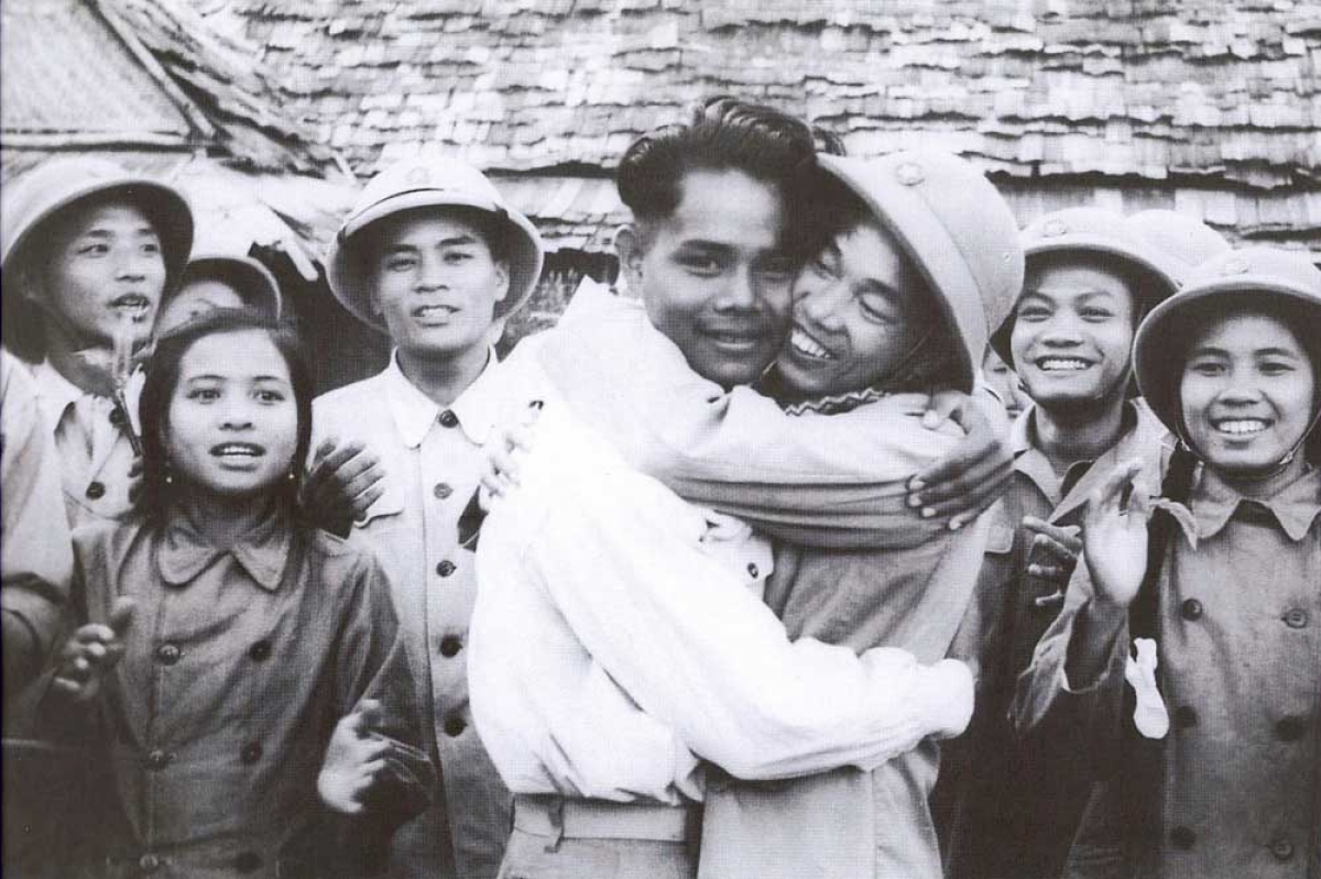 Bộ đội tình nguyện Việt Nam chia tay các bạn Lào trước khi trở về nước (Nguồn Sách ảnh Quan hệ đặc biệt Việt Nam - Lào)