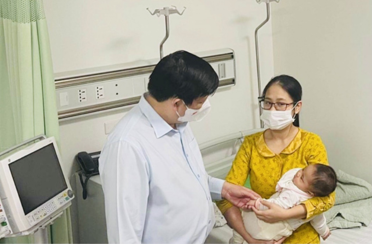 Bộ trưởng Bộ Y tế Nguyễn Thanh Long thăm, trò chuyện với gia đình cháu bé bị tiêm nhầm vaccine đang theo dõi sức khoẻ tại Bệnh viện
