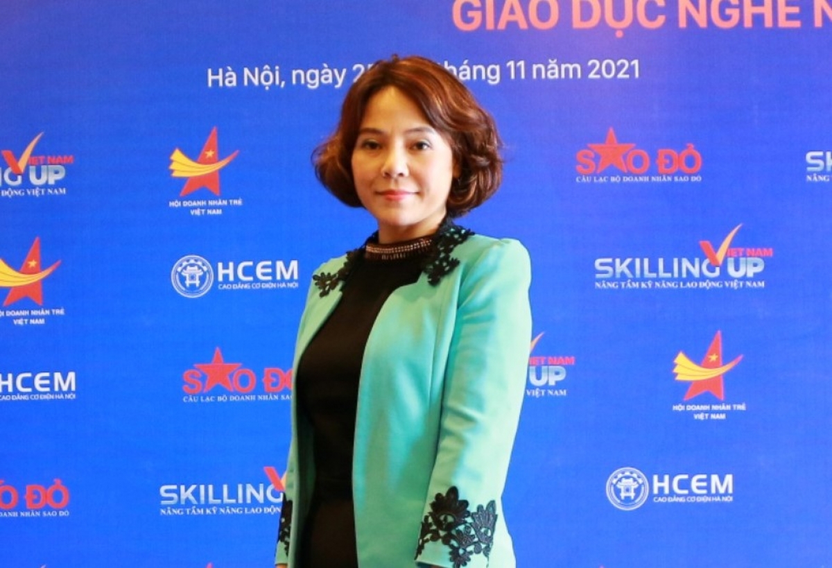 Bà Trịnh Thu Hà, Hiệu trưởng trường  Cao Đẳng Thương Mại và Du Lịch Hà Nội