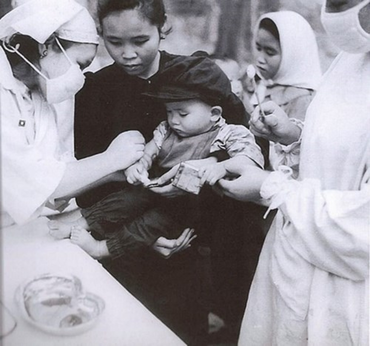 Chiến sỹ quân y tình nguyện Việt Nam phòng chống dịch bệnh trong vùng giải phóng Lào năm 1962