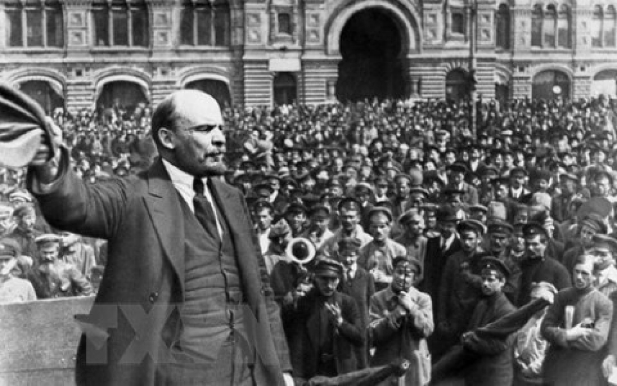 Lãnh tụ Vladimir Ilyich Lenin phát biểu trước người dân tại Petrograd năm 1917. (Ảnh: Tư liệu)