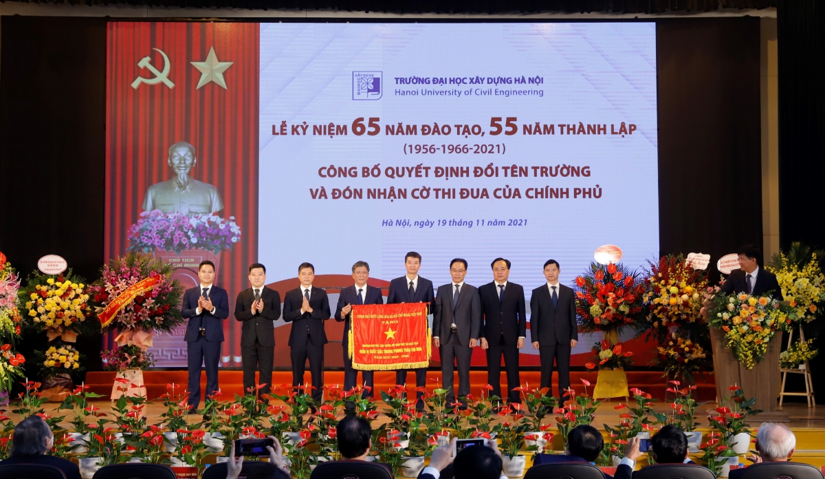 Ban giám hiệu trường Đại học Xây dựng Hà Nội nhận cở thi đua của Chính phủ 