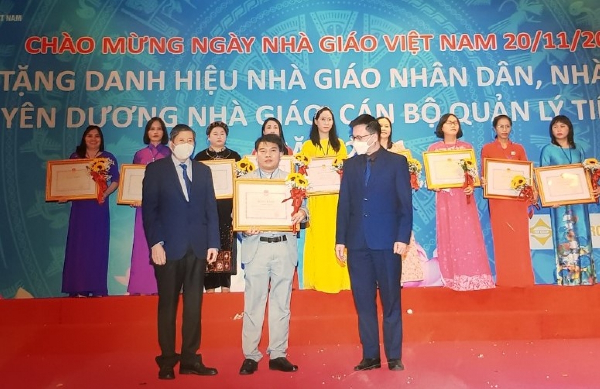 Thầy Nguyễn Văn Tập, Hiệu trưởng trường phổ thông dân tộc nội trú THPT huyện Nậm Pồ (Điện Biên) cùng 190 nhà giáo, cán bộ quản lý vừa được
Bộ GD-ĐT tuyên dương