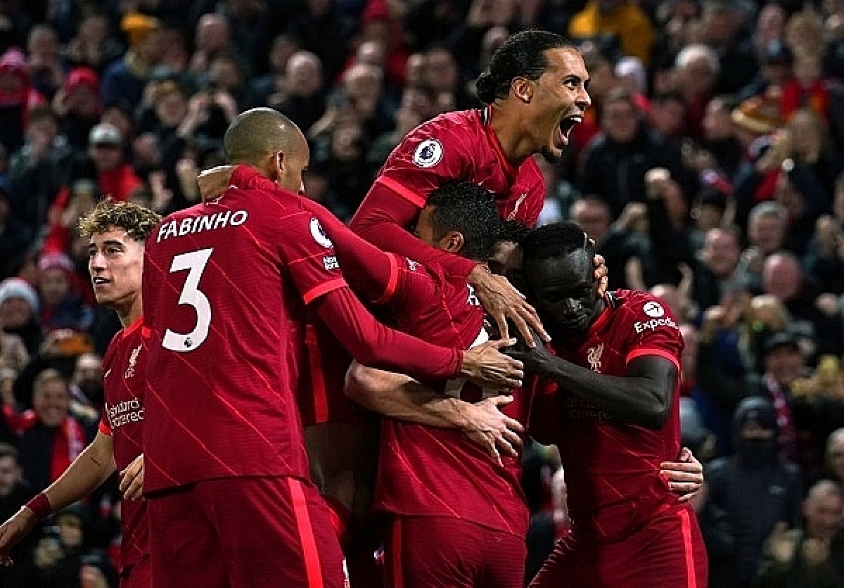 Các cầu thủ Liverpool vui mừng sau chiến thắng trước Arsenal
