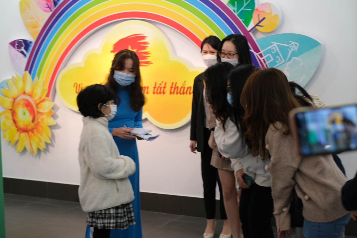 Thí sinh Đỗ Ngọc Minh giao lưu với khách tham quan triển lãm