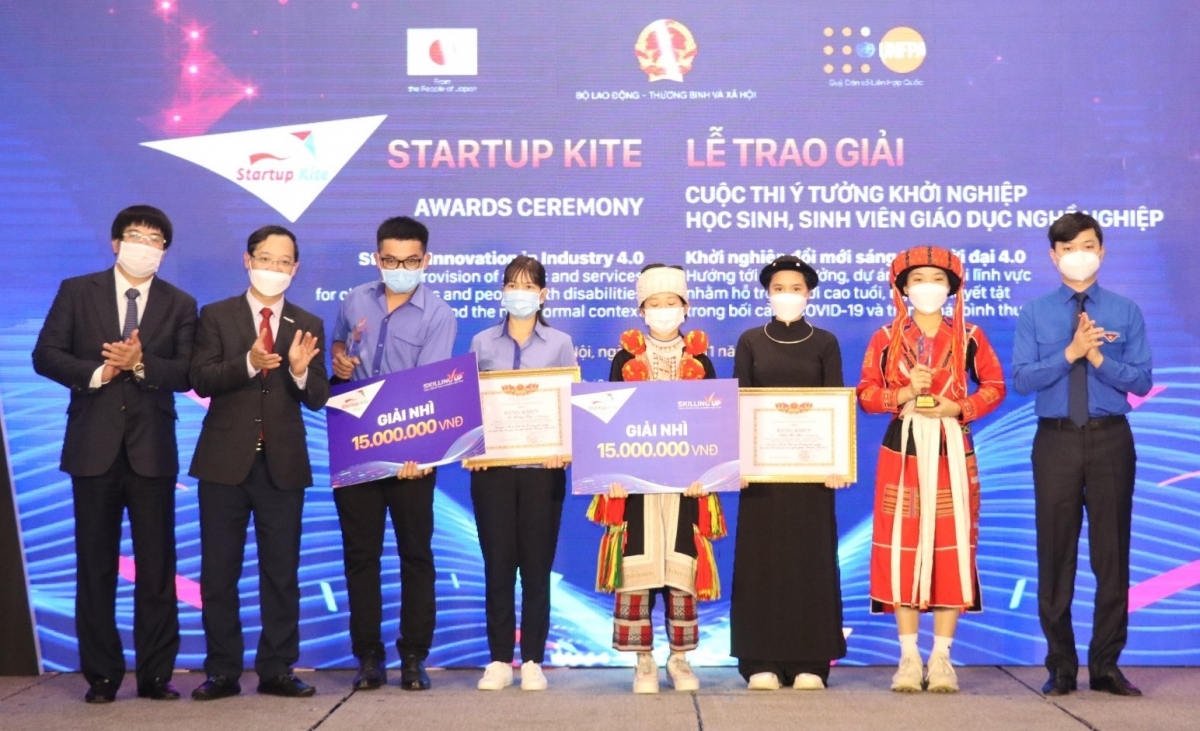 Dự án “Tích hợp đèn UVC vào máy lạnh để diệt virus và vi khuẩn” đạt giải Nhì tại cuộc thi “Ý tưởng khởi nghiệp học sinh, sinh viên giáo dục nghề nghiệp Startup Kite 2021”.