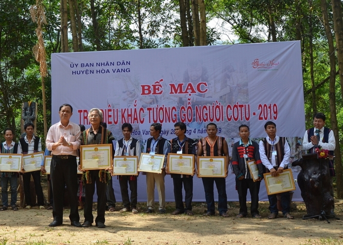 Ông Đặng Thương, Phó Bí thư, Chủ tịch UBND huyện Hòa Vang trao giải Nhất tác phẩm “Mẹ rừng” cho nghệ nhân Bh’riu Pố