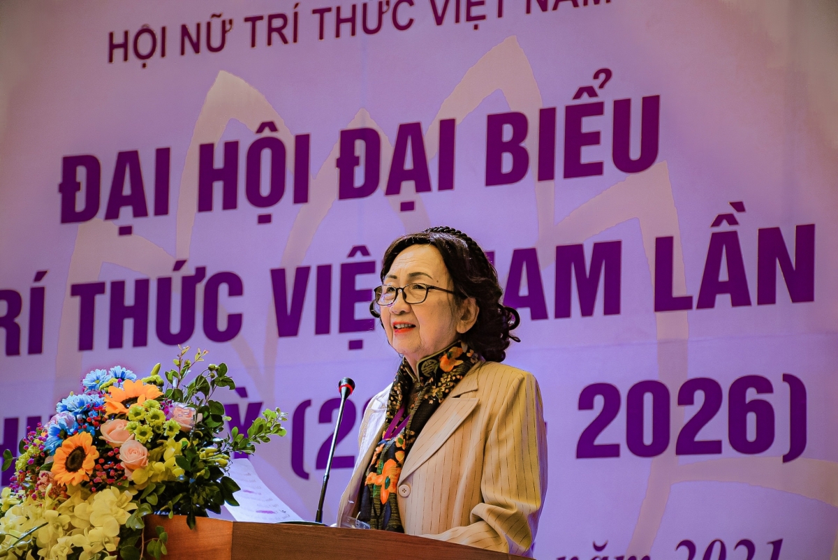 GS.TSKH Phạm Thị Trân Châu chủ tịch Hội nữ trí thức nhiệm kỳ 2016-2021 phát biểu tại Đại hội 
 