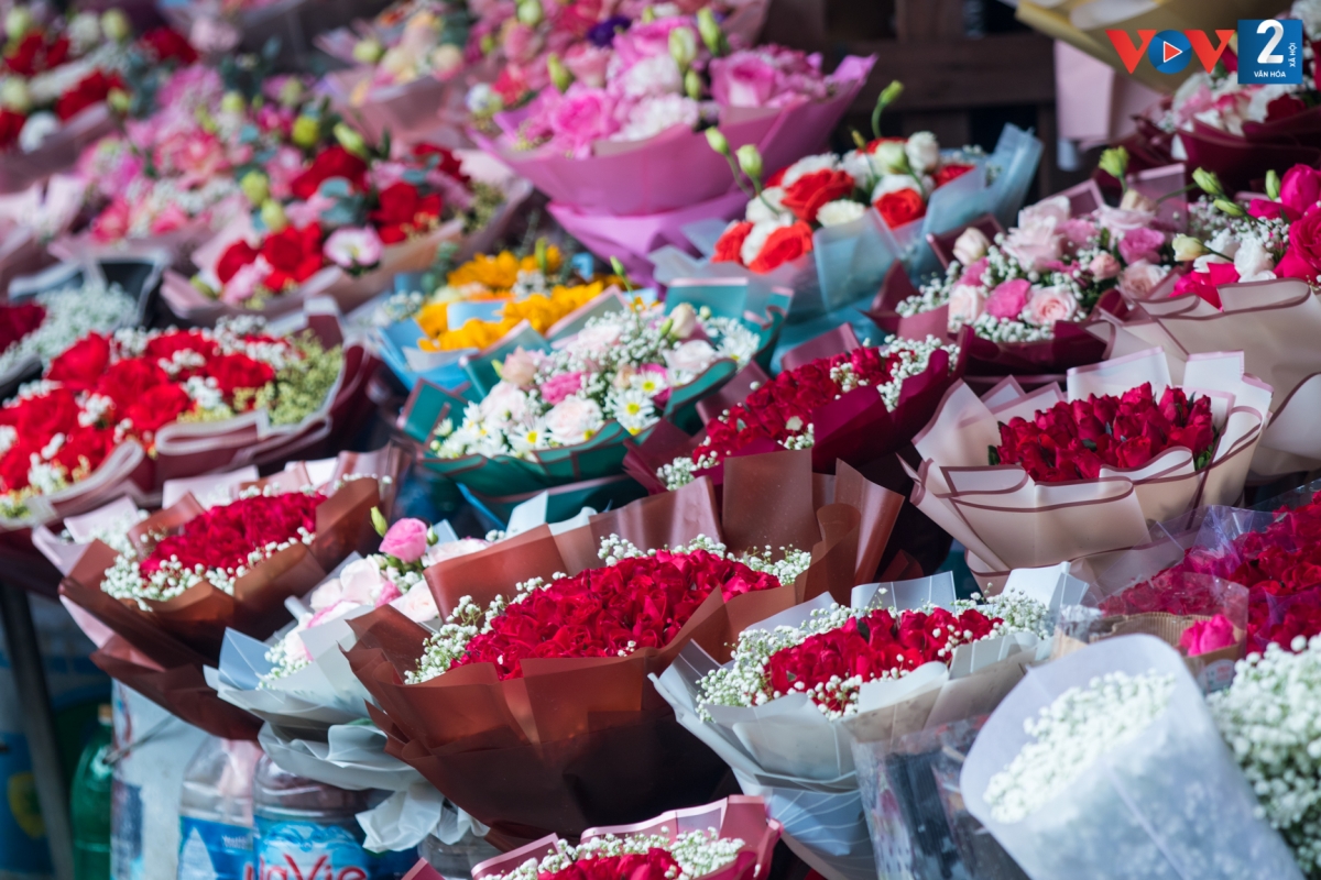 Trong khi đó, các sản phẩm hoa bó sẵn, hoa theo lẵng cũng tăng 20% - 30% so với ngày bình thường, dao động trong khoảng 300.000 đồng cho tới hàng triệu đồng/bó.