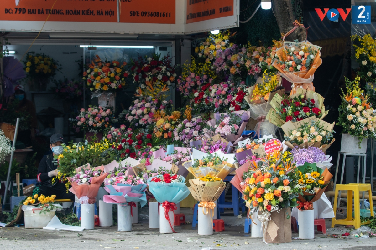 Trong khi giá hoa tươi tại chợ bán sỉ hoa tăng cao thì tại các hàng bán lẻ, sức mua vẫn khá thấp.