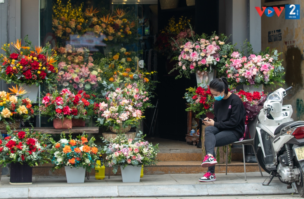 Chị Vân Anh, chủ 1 cửa hàng hoa trên phố Hai Bà Trưng cho biết, giá hoa dịp này còn cao hơn dịp 20-10, lại cùng với ngày Rằm tháng 10 nhưng do bán hoa tại nhà không phải thuê mặt bằng nên cửa hàng vẫn duy trì mức giá hợp lý.