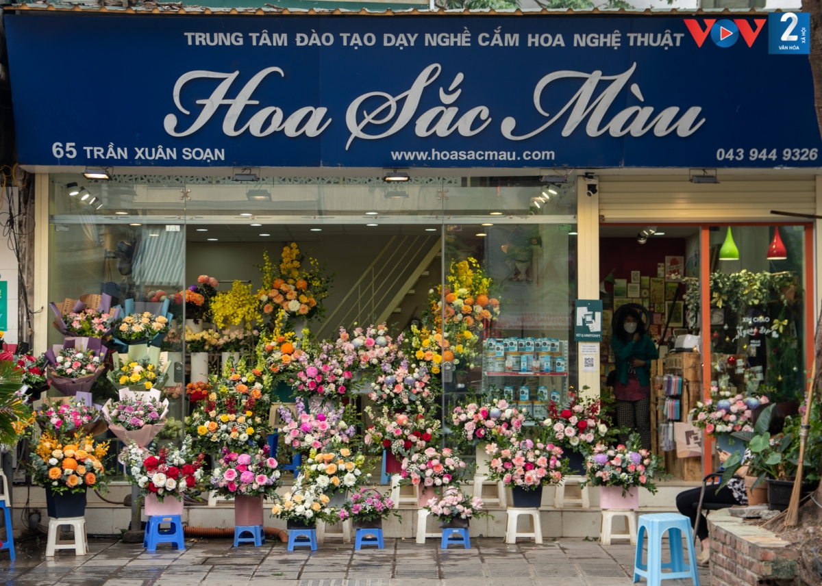 Ghi nhận tại cửa hàng hoa tươi trên các phố Hai Bà Trưng, Láng Hạ, Trần Xuân Soạn… lượng người tới mua hoa không nhiều như các năm, đặc biệt hầu như vắng bóng học sinh do các em học trực tuyến ở nhà vì dịch bệnh.