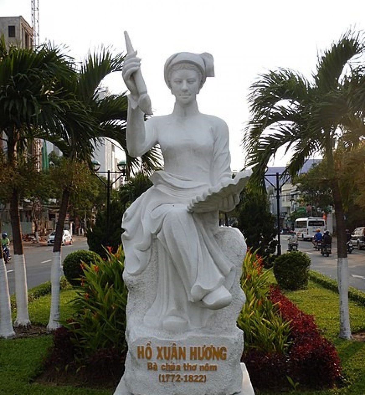 Tượng nữ sĩ Hồ Xuân Hương tại Đà Nẵng