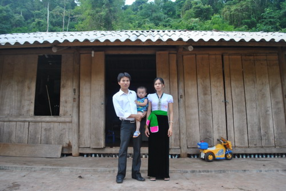 Thầy Nguyễn Văn Tập (cùng vợ và con trai) khi dạy học tại trường THPT Chà Cang