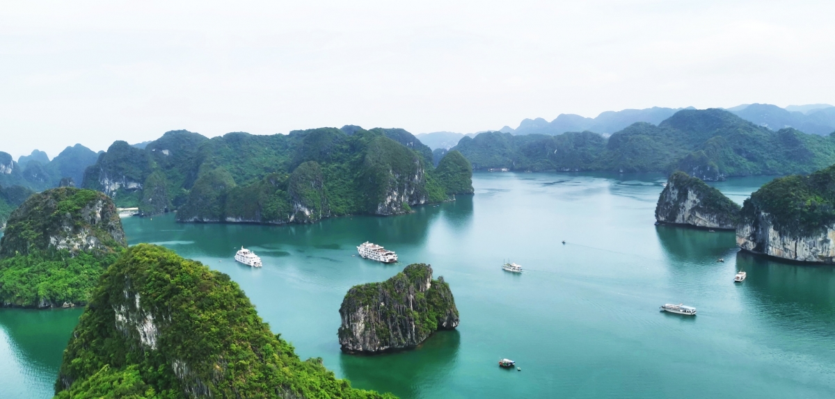 3. Quảng Ninh được cả thế giới biết đến với vịnh Hạ Long, một kỳ quan của tạo hóa đã hai lần được UNESCO công nhận là Di sản thiên nhiên thế giới. Đây là một trong những điểm đến được du khách quốc tế mong chờ nhất giai đoạn sau đại dịch.