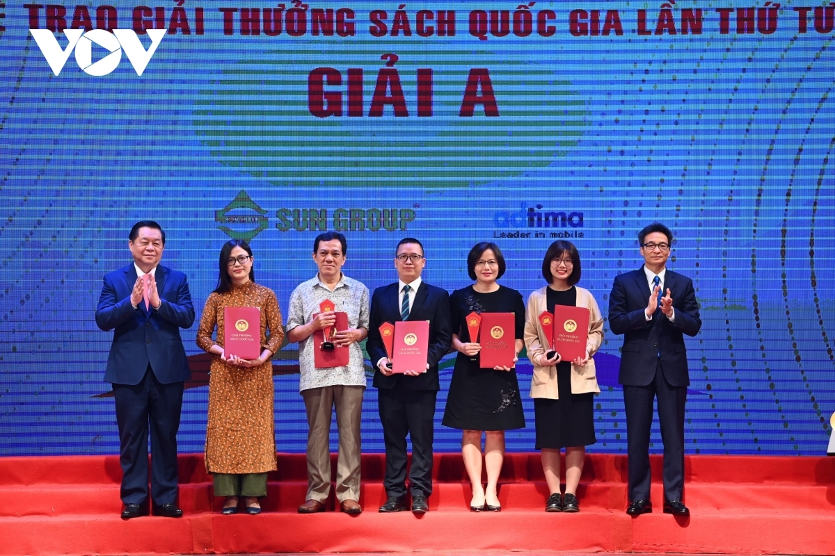 Trưởng Ban Tuyên giáo Trung ương Nguyễn Trọng Nghĩa và Phó Thủ tướng Vũ Đức Đam trao Giải A - Giải thưởng Sách Quốc gia lần thứ tư cho các tác giả