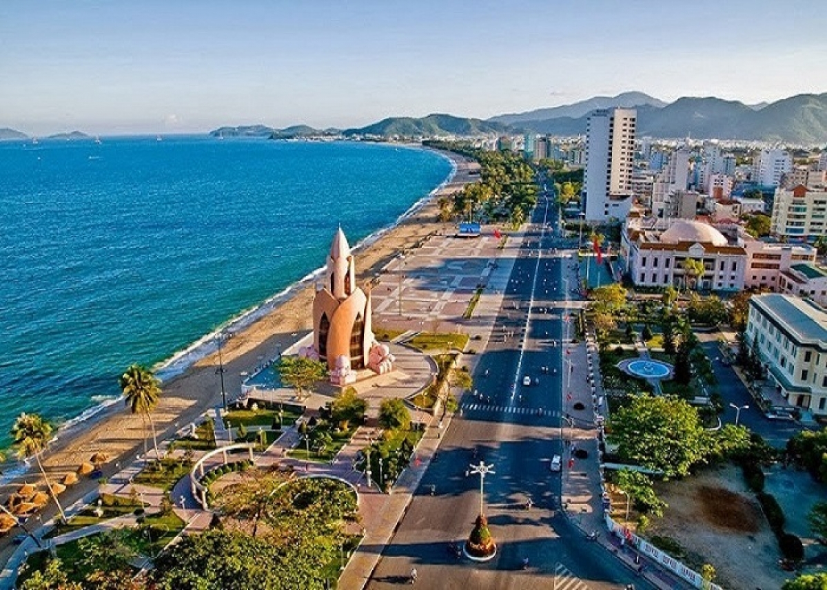 5. Khánh Hòa là tỉnh có những vịnh biển đẹp bậc nhất Việt Nam, là một địa danh du lịch biển mà du khách quốc tế không thể bỏ qua. Tâm điểm thu hút sự chú ý ở Khánh Hòa là Nha Trang, thành phố trải dài bên bờ vịnh Nha Trang hiền hòa.
