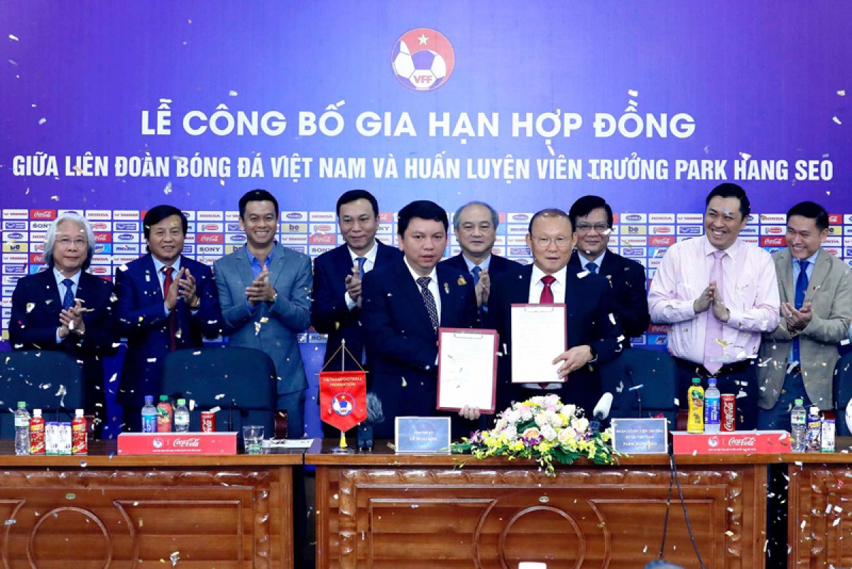Bản hợp đồng đã ký kết giữa LĐBĐ Việt Nam và HLV Park Hang Seo năm 2019 sẽ tiếp tục theo thỏa thuận giữa hai bên. (Ảnh VFF)