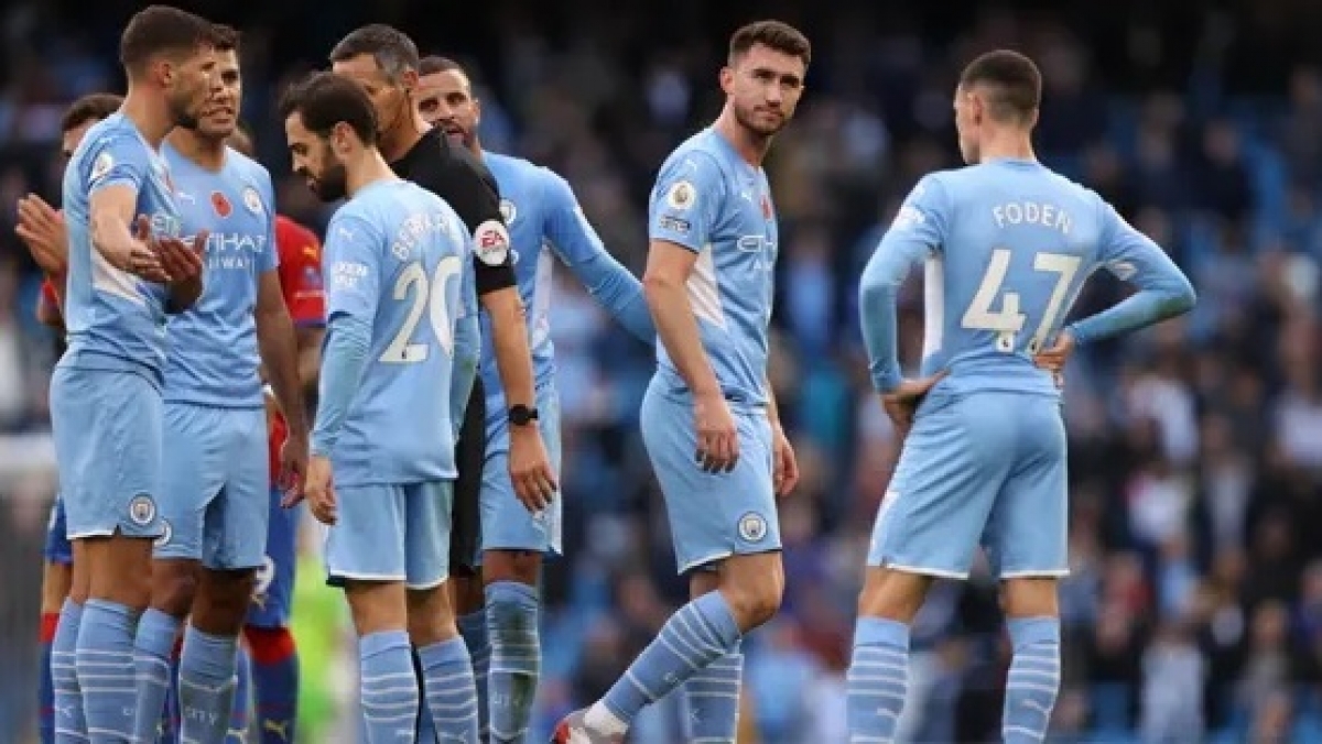 Các cầu thủ Man City thất vọng sau trận thua 0-2 trước Crystal Palace
