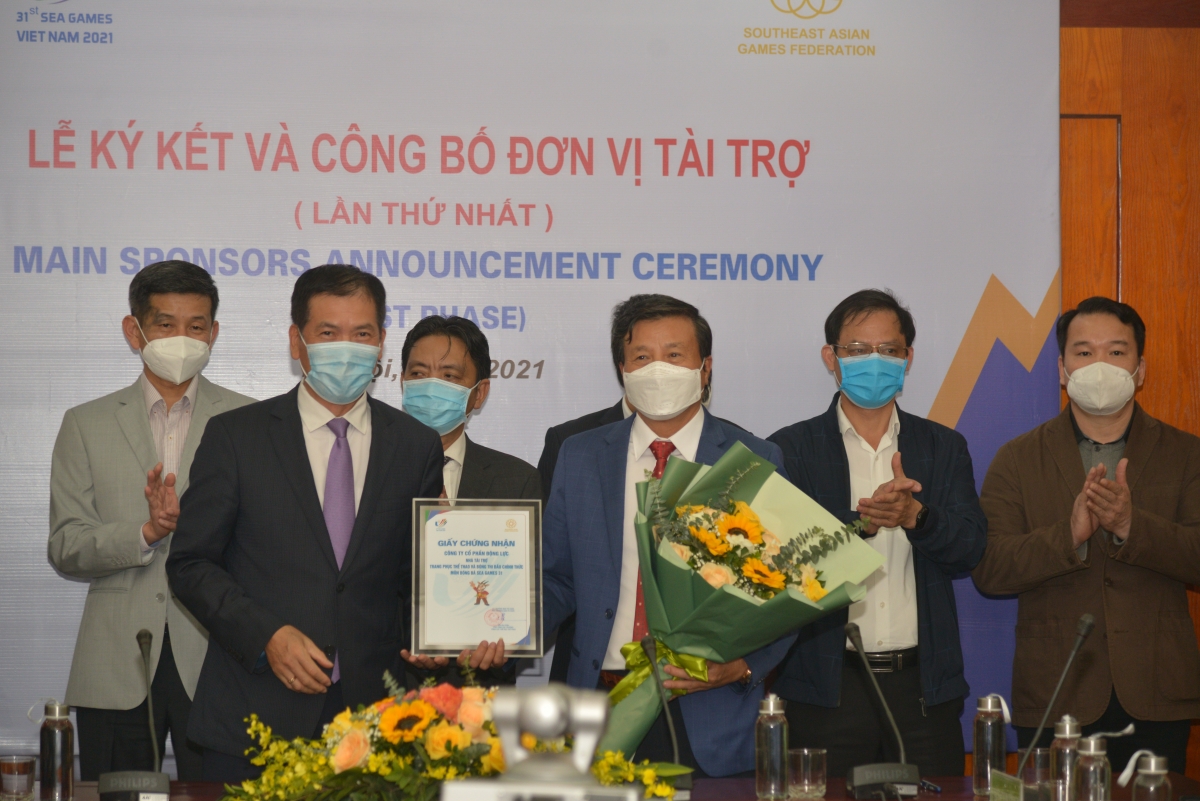 Lãnh đạo Tổng cục TDTT trao Giấy chứng nhận cho ông Lê Văn Thành – TGĐ Công ty Cổ phần Động Lực