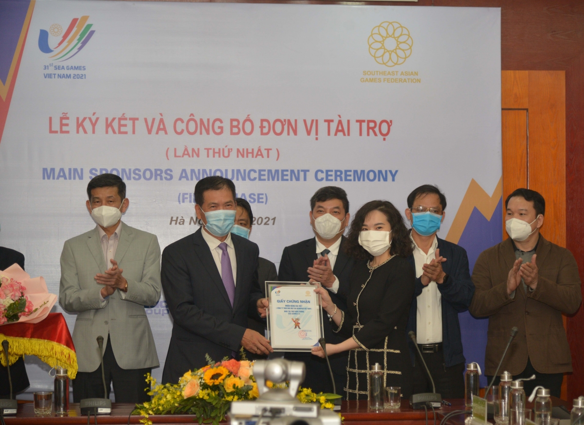 Bà Cao Vũ Hồng Nhung, đại diện nhãn hiệu Bia Việt nhận Giấy chứng nhận Nhà tài trợ SEA Games 31