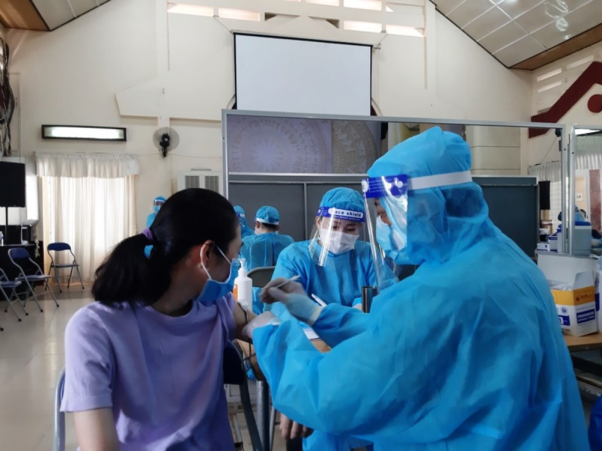 Tiêm vaccine phòng COVID-19 cho người dân tỉnh Tiền Giang