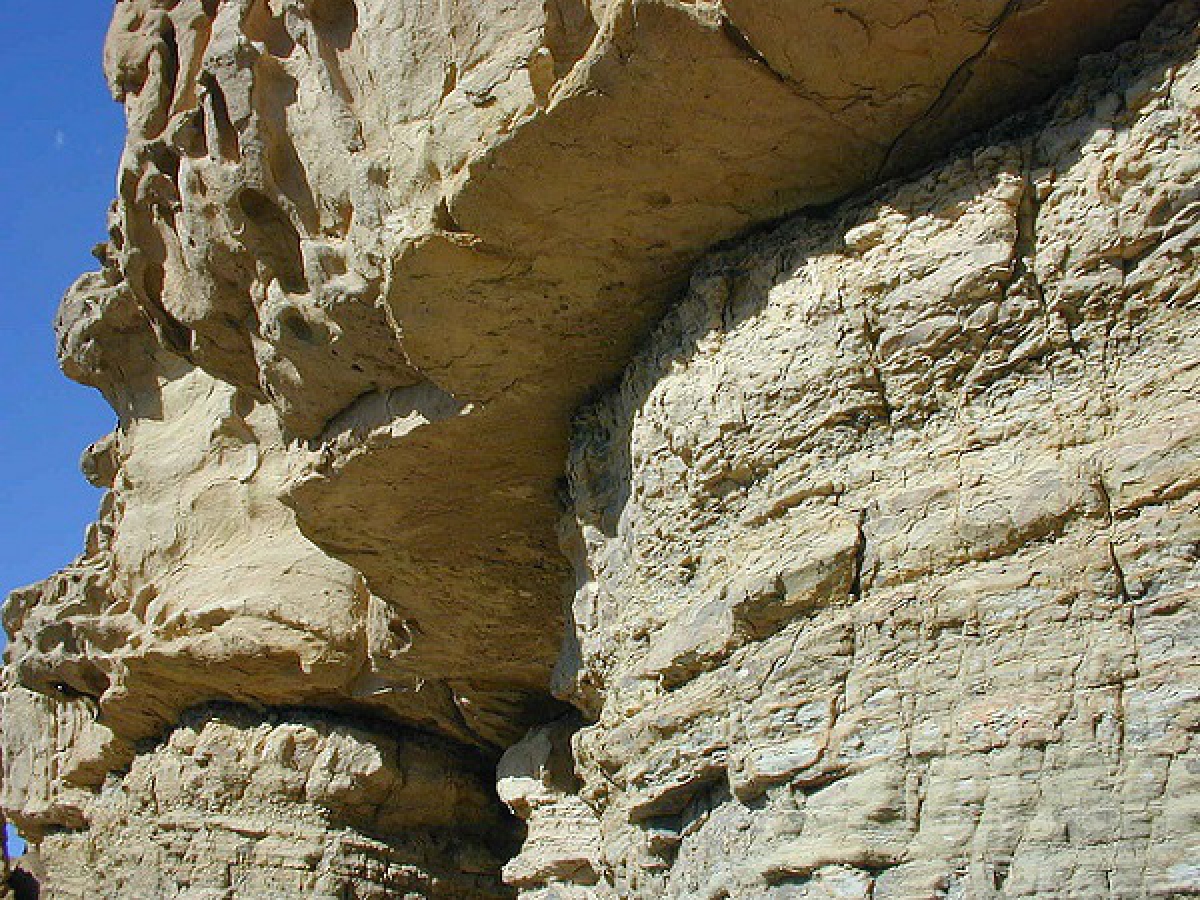 Hình ảnh các lớp đất sét, tro và khoáng chất lắng đọng từ hàng trăm triệu năm