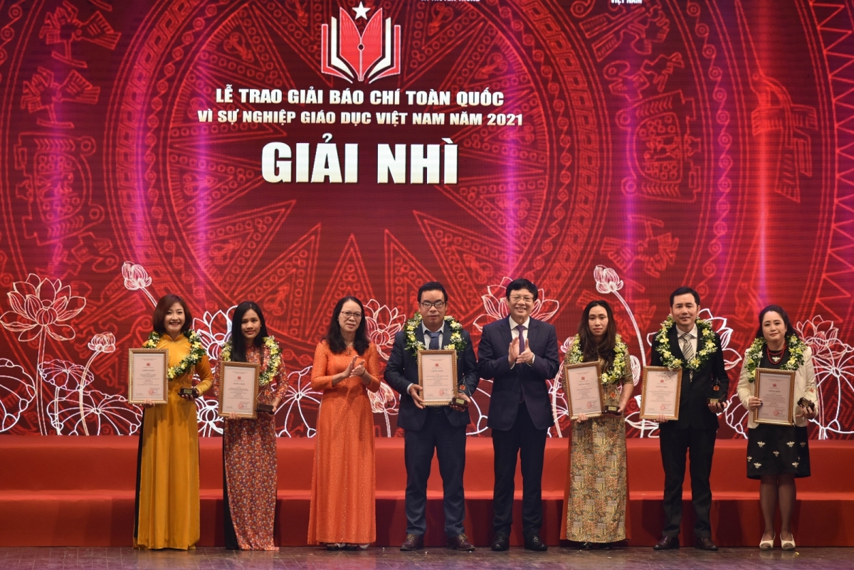 Nhà báo Hồ Quang Lợi trao giải cho những tác giải được giải Nhì 