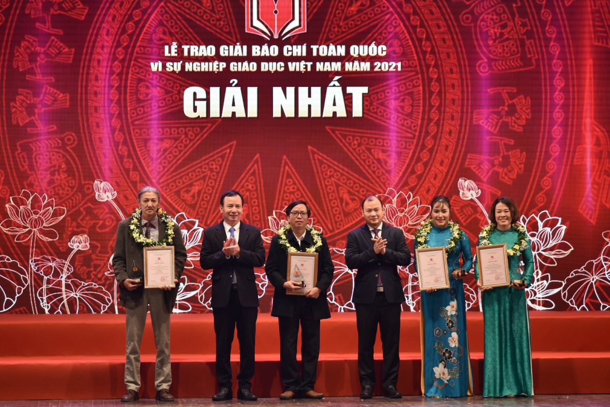 Các tác giả được giải Nhất Giải Báo chí Vì sự nghiệp Giáo dục Việt Nam 2021