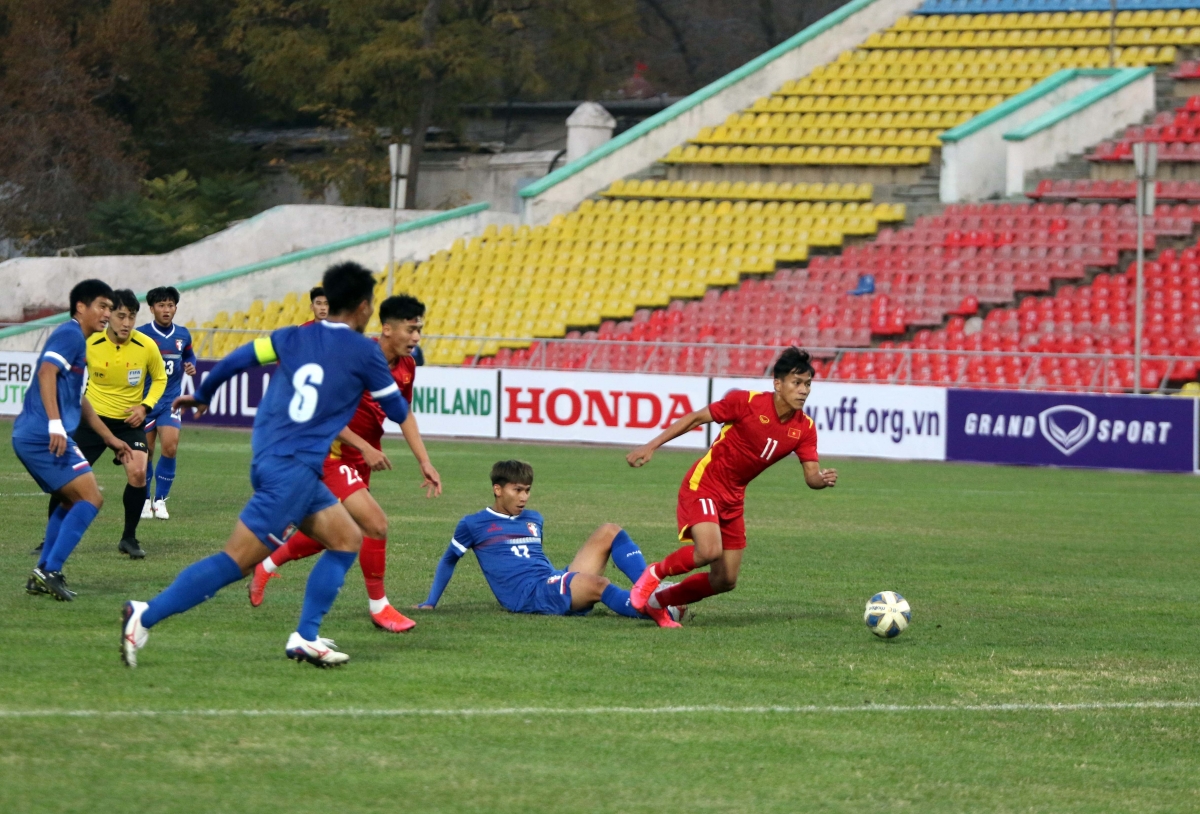 U23 Việt Nam (áo đỏ) trong trận gặp U23 Đài Bắc Trung Hoa tại vòng loại U23 châu Á