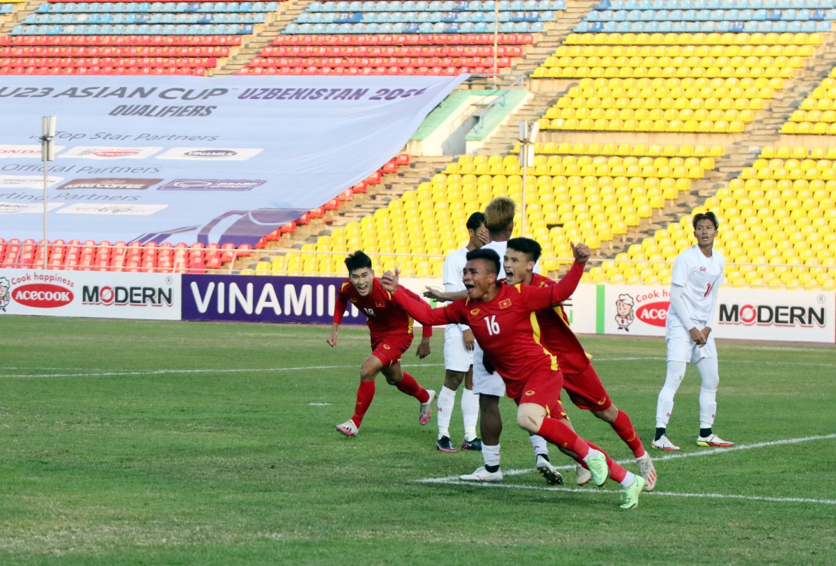 Các cầu thủ U23 Việt Nam ăn mừng bàn thắng ghi vào lưới U23 Myanmar