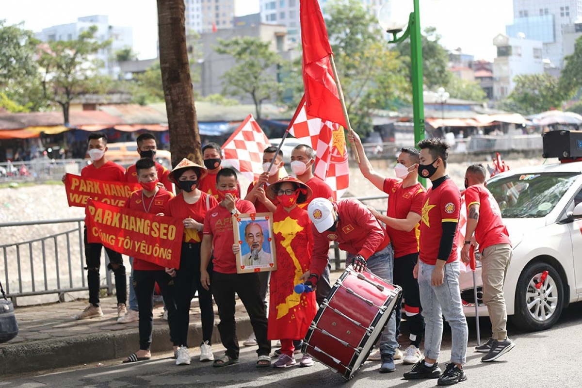 Trước giờ bóng lăn, hội CĐV Việt Nam diễu hành qua nhiều tuyến phố trước khi đổ về sân Mỹ Đình.