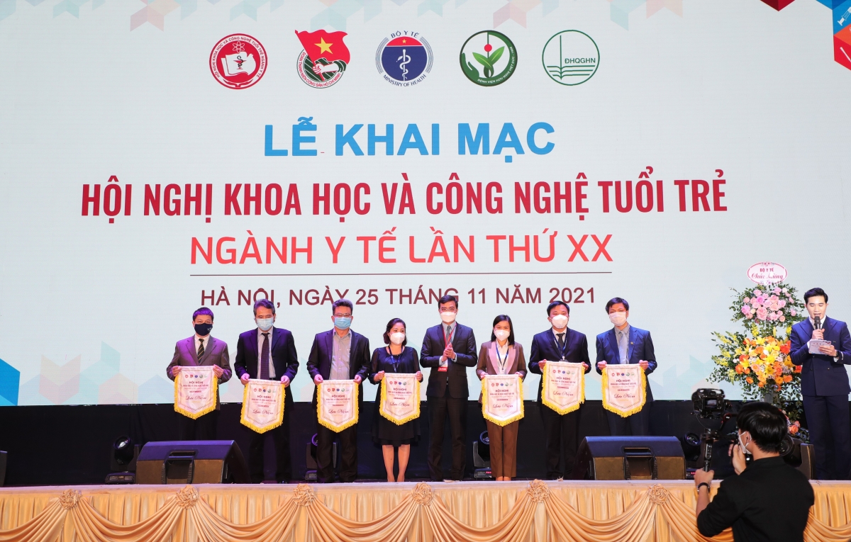 Trường Đại học Y Dược (ĐHQG Hà Nội) nhận cờ lưu niệm của Bộ Y tế