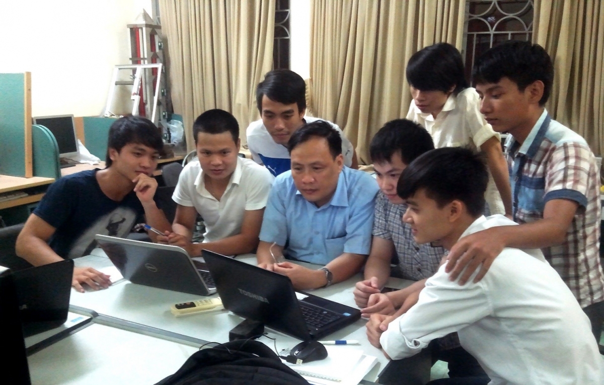 GS.TSKH Nguyễn Đình Đức - Trưởng Ban Đào tạo ĐHQGHN cùng sinh viên Trường ĐH Công nghệ