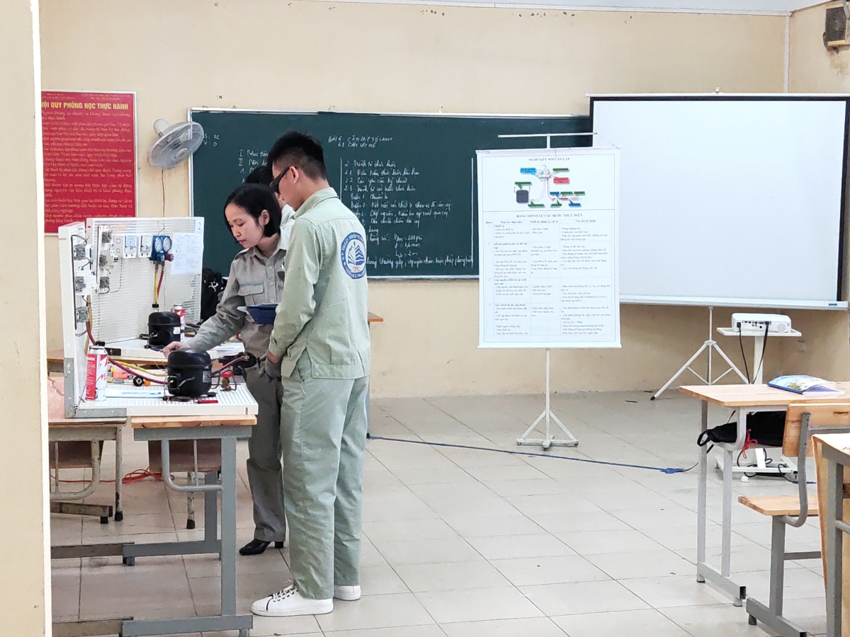 Cô Nguyễn Thị Hoa tại buổi dạy thực hành cho học sinh 