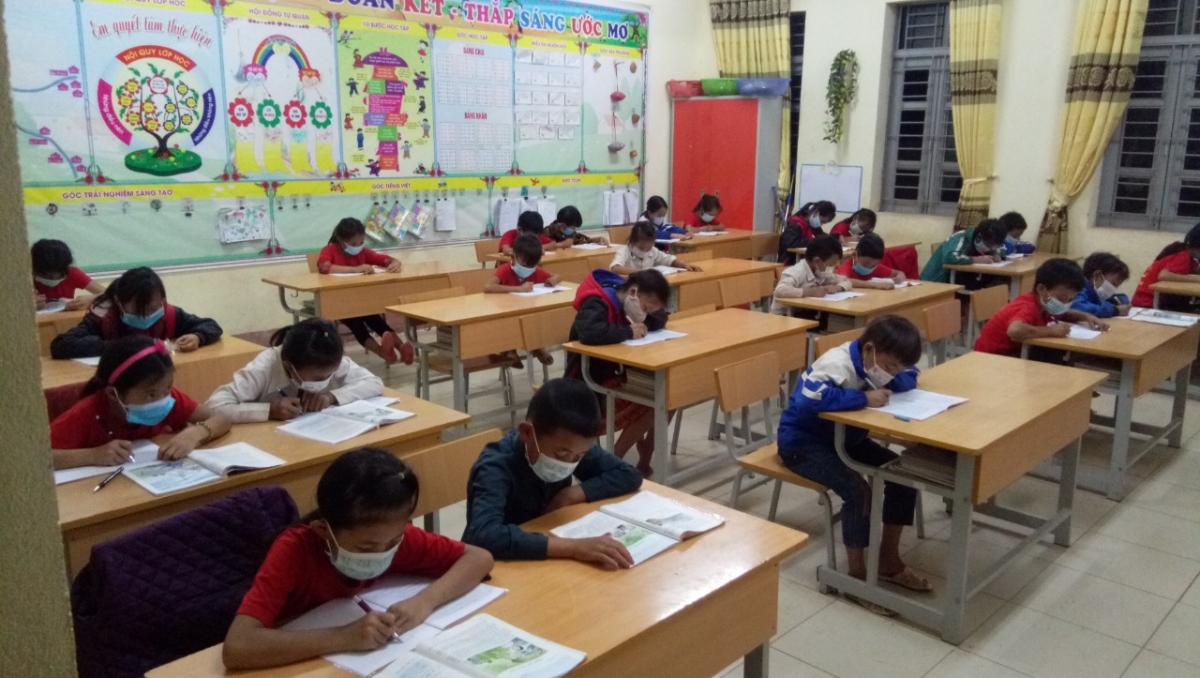 Tranh thủ thời gian "vàng", hầu hết các trường học trên địa bàn huyện Nậm Pồ (Điện Biên) tổ chức ôn tập cho học sinh vào buổi tối.