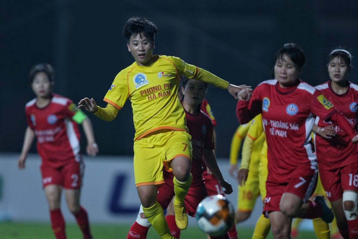 Phong Phú Hà Nam (áo vàng) đã thua 3 trận liên tiếp ở giải năm nay
