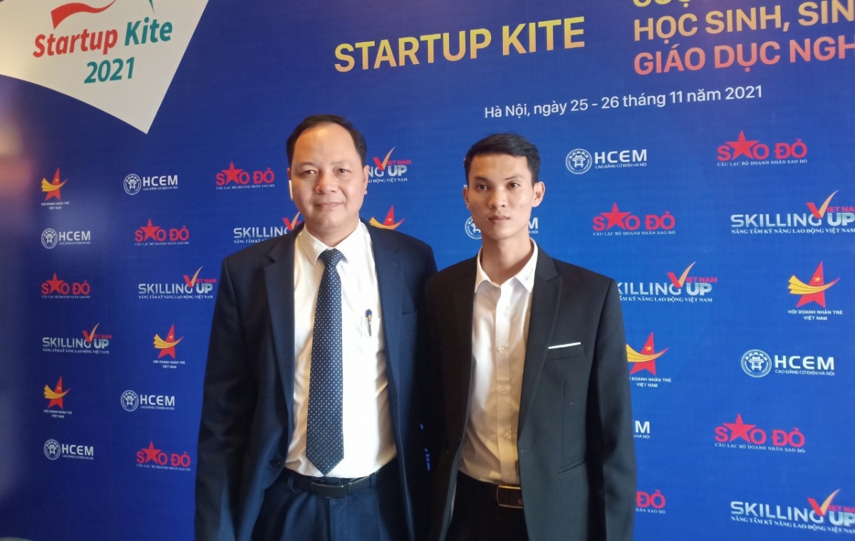 Ông Cao Anh Tuấn (Phó Hiệu trưởng trường Cao đẳng Việt-Đức Nghệ An) và em Nguyễn Hồng Phúc tại Lễ trao giải Startup Kite 2021.