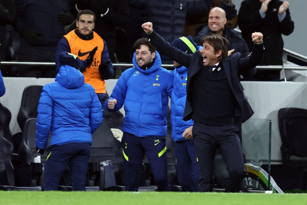 HLV Antonio Conte phấn khích với chiến thắng của Tottenham (Ảnh: Internet)