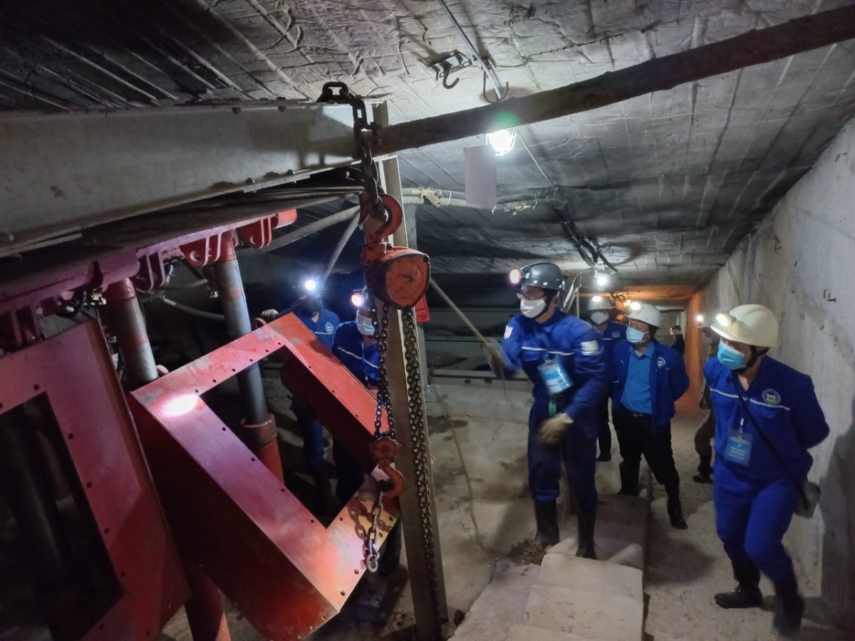  Kỹ thuật khai thác mỏ hầm lò, Kỹ thuật xây dựng mỏ hầm lò; Kỹ thuật cơ điện mỏ hầm lò là 3 ngành nghề đặc thù, tiềm ẩn nhiều nguy cơ, rủi ro trong lao động sản xuất