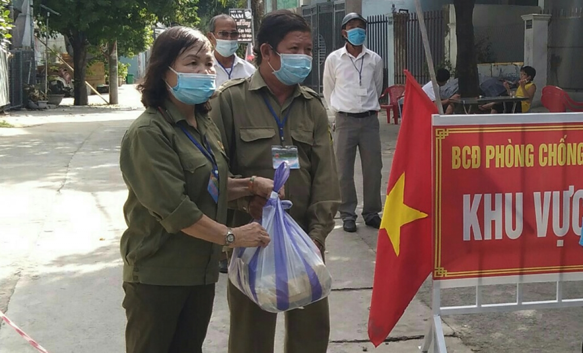 Bà Bình tặng quà lực lượng làm nhiệm vụ tại chốt kiểm soát phòng, chống COVID-19 trên đường Nguyễn Huy Tưởng (phường Hòa Minh).