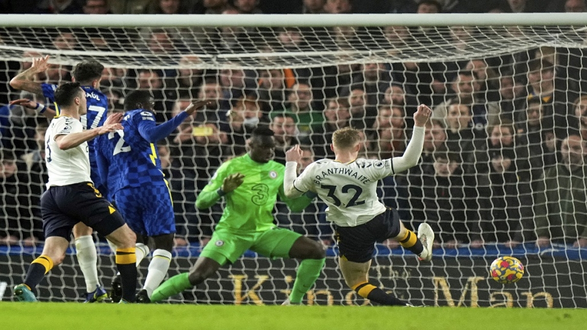 Branthwaite giúp Everton kiếm được 1 điểm tại sân Stamford Bridge (Ảnh: Internet)